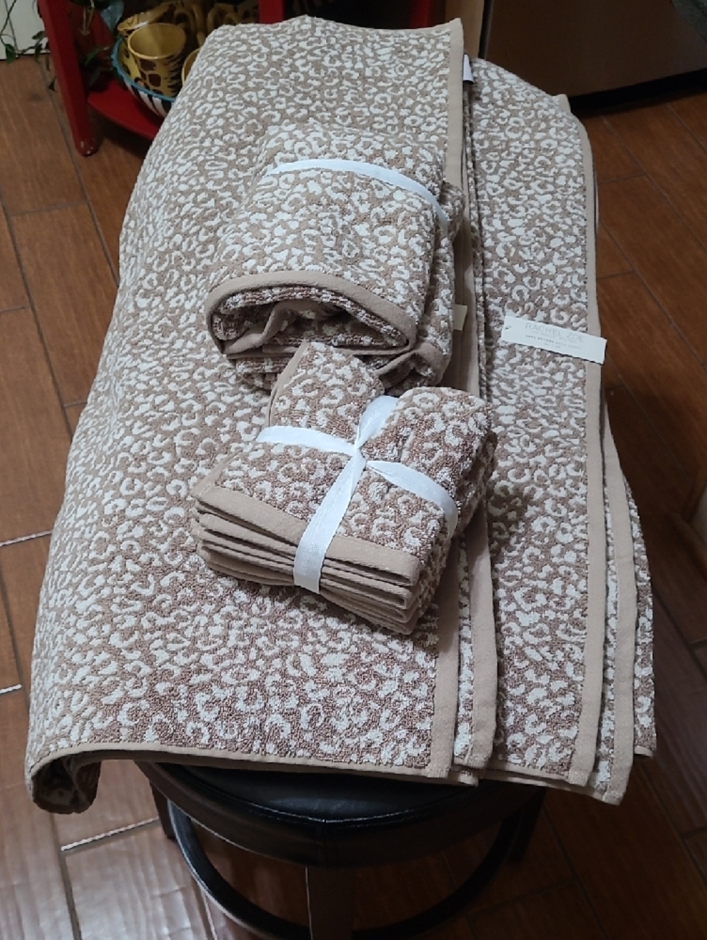 Rachel Zoe Cheetah Mink Coconut Bath Sheet Set - Picture 12 of 14